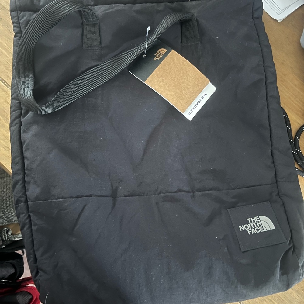 Northface voyager tote. Large size, back, so much space! NWT.